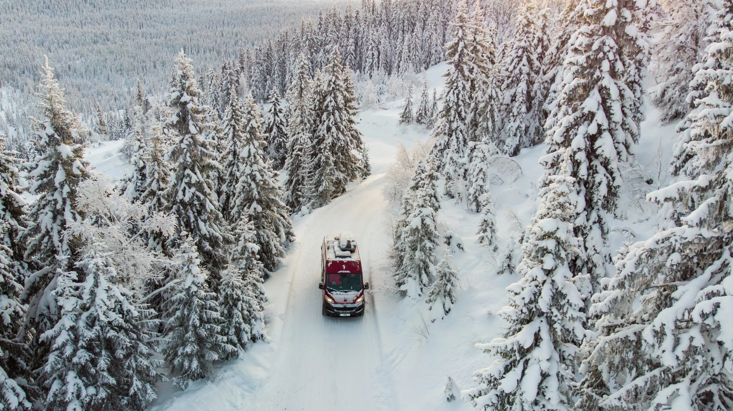 På med vinterdekkene, nå er det snø i fjellet